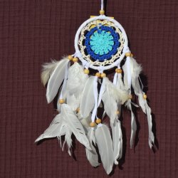 Dr�mmefanger med farvet blomst