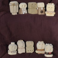 R�gelsesholdere - unika Sumba sandstensfigurer