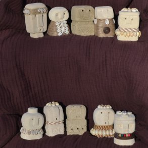 R�gelsesholdere - unika Sumba sandstensfigurer