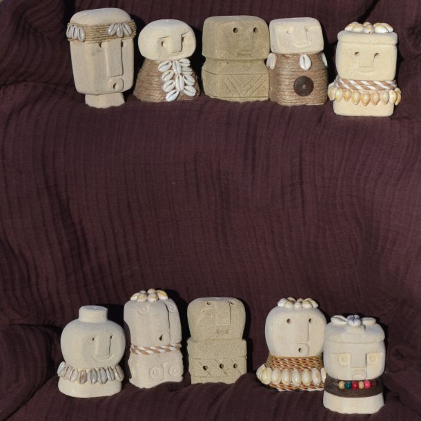 R�gelsesholdere - unika Sumba sandstensfigurer