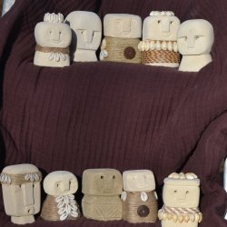 R�gelsesholdere - unika Sumba sandstensfigurer