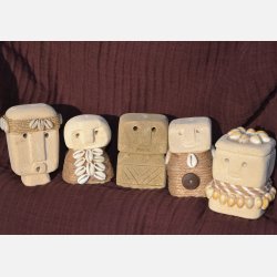 R�gelsesholdere - unika Sumba sandstensfigurer