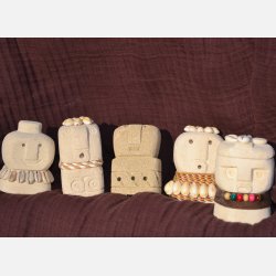 R�gelsesholdere - unika Sumba sandstensfigurer