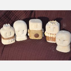 R�gelsesholdere - unika Sumba sandstensfigurer